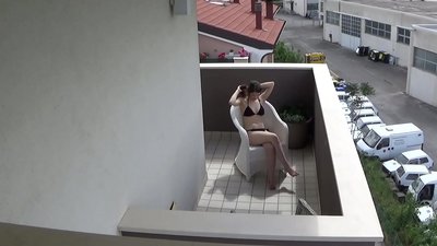 Šnipinėjimas mano jaunai kambario draugei masturbuojantis balkone